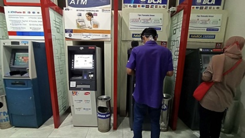 Nasabah melakukan transaksi di Anjungan Tunai Mandiri (ATM),  di Jakarta. Foto ilustraasi:  BeritaSatu Photo/Mohammad Defrizal