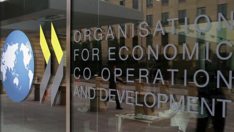 Logo Organisasi Kerja Sama dan Pembangunan Ekonomi atau OECD terpampang di pintu masuk markasnya di Paris, Prancis. ( Foto: AP Photo / Francois Mori )