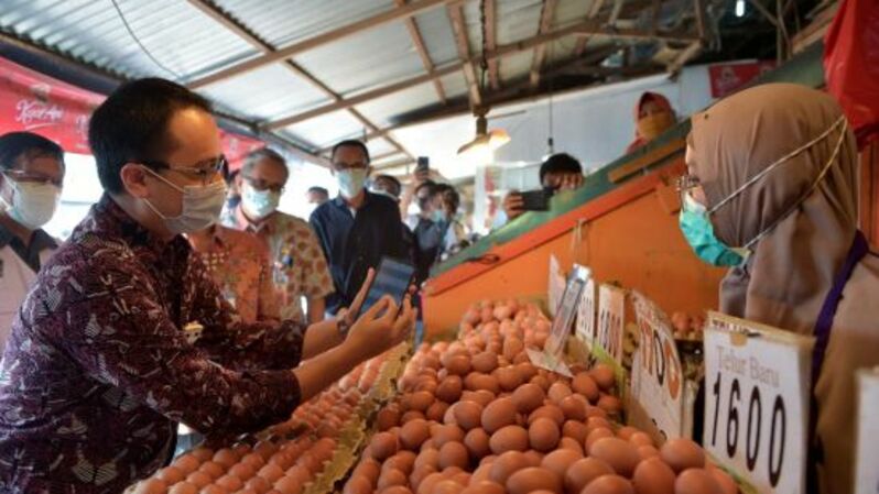 Wamendag Jerry Sambuaga menyosialisasikan sistem pembayaran non tunai di pasar Bersehati Kota Manado.