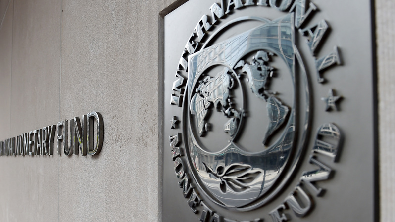 Foto yang diambil pada 27 Maret 2020 menunjukkan eksterior gedung Dana Moneter Internasional (IMF), dengan logo IMG, di Washington, DC, Amerika Serikat (AS). ( Foto: OLIVIER DOULIERY / AFP )