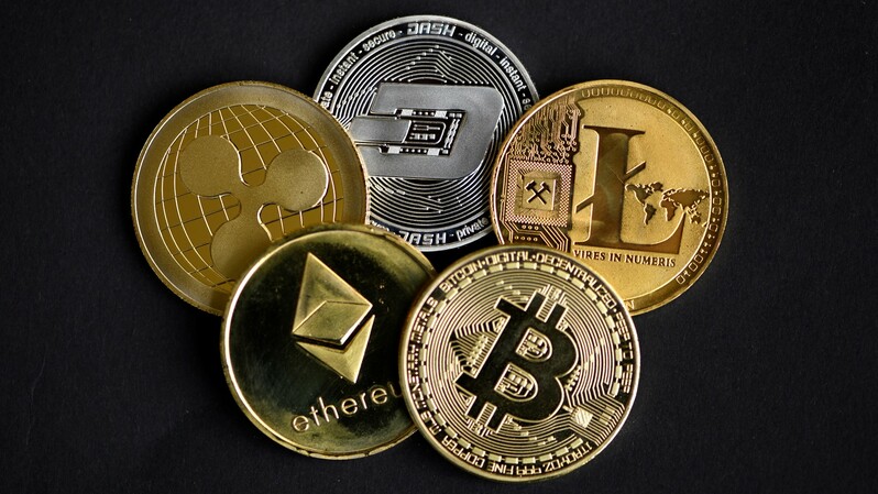 Berbagai jenis mata uang digital atau cryptocurrency. ( Foto: Ina Fassbender / AFP )
