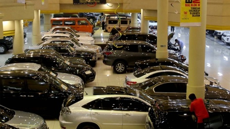 Sejumlah mobil bekas yang dijual di dalam sebuah mall di Jakarta Selatan, Kamis (15/10/2020). Foto: SP/Joanito De Saojoao