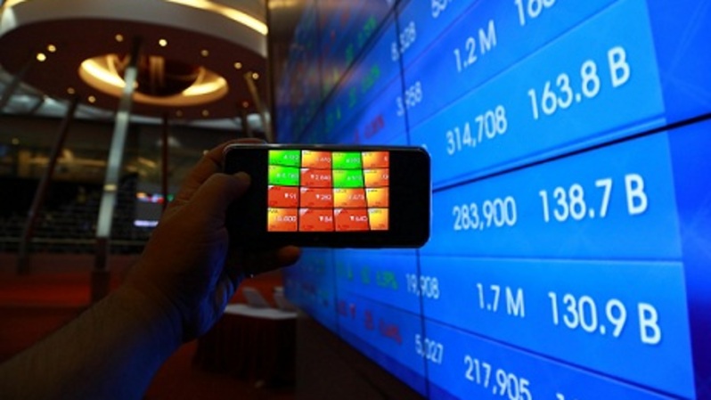 Pengunjung memotret menggunakan telepon genggam pergerakan harga saham di Bursa Efek Indonesia (BEI) di Jakarta.  Foto ilustrasi:  BeritaSatu Photo/Mohammad Defrizal