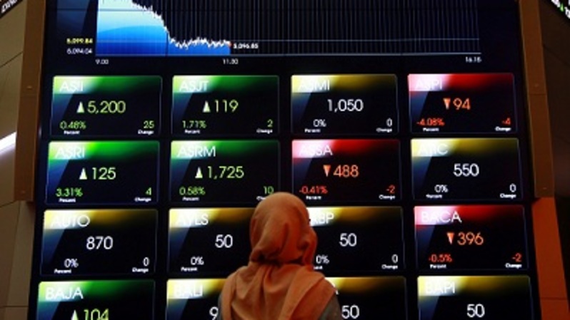 Pengunjung melihat pergerakan harga saham di Bursa Efek Indonesia (BEI) di Jakarta. Foto ilustrasi: BeritaSatu Photo/Mohammad Defrizal