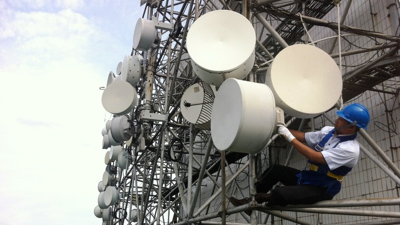 Ilustrasi teknisi Indosat Ooredoo merawat jaringan telekomunikasi. (IST)