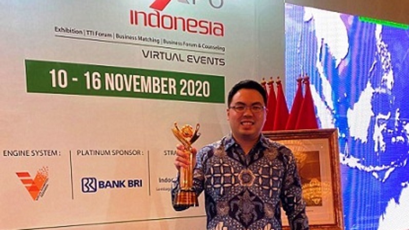 Direktur PT Sekar Bumi Tbk, Howard Ken Lukmito usai menerima Primaniyarta Award pada pembukaan Trade Expo Indonesia Virtual Exhibition (TEI-VE) ke-35 di Ballroom Hotel Mulia Senayan, Jakarta, Selasa (10/11/2020). Foto: Istimewa