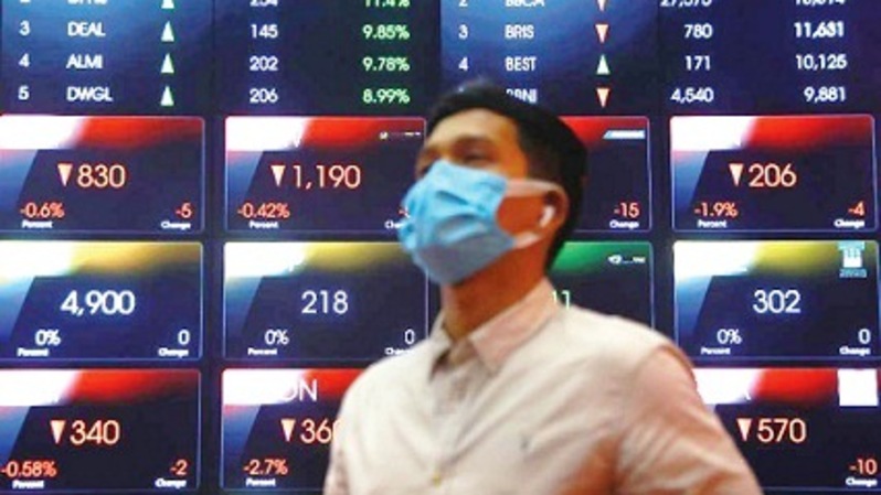 Investor melihat harga saham di Bursa Efek Indonesia (BEI), di Jakarta. Foto ilustrasi: BeritaSatu Photo/Mohammad Defrizal 