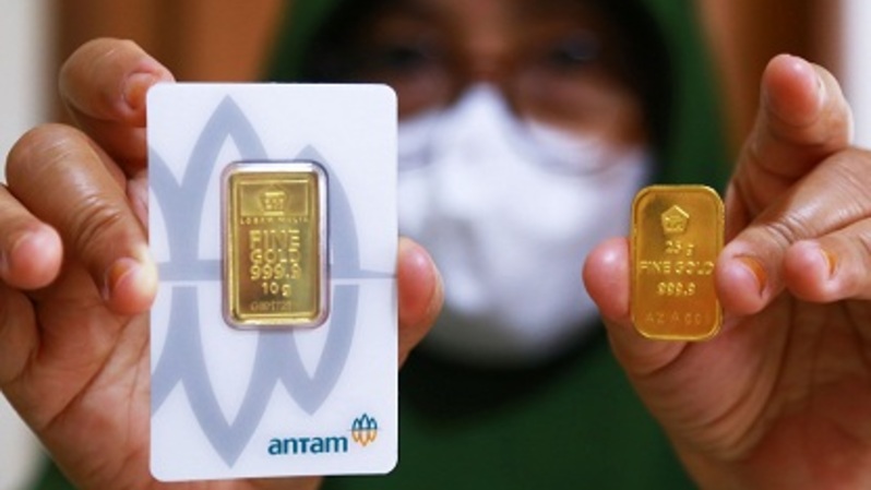 Pemilik logam mulia memperlihatkan emas batangan di Jakarta.  Foto ilustrasi: BeritaSatu Photo/Mohammad Defrizal  