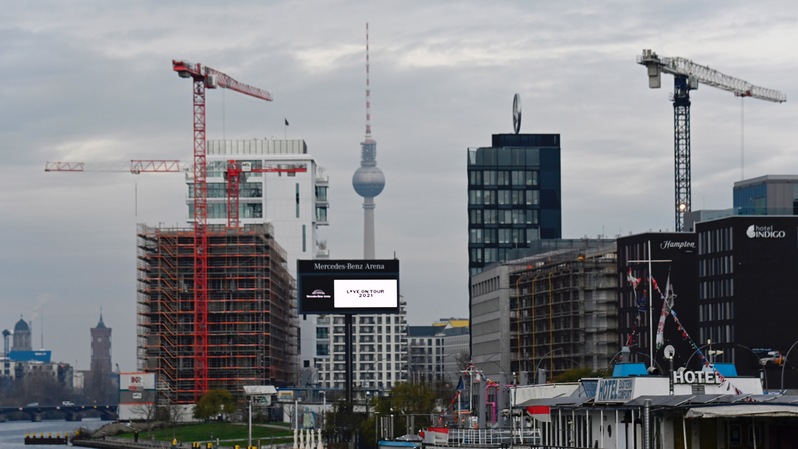 Derek-derek berada di kawasan konstruksi yang berada di dekat Balai Kota Berlin (kiri belakang), Menara Televisi (tengah belakang), dan sungai Spree di pusat kota Berlin, Jerman,  Foto ilustrasi: Tobias Schwarz / AFP 