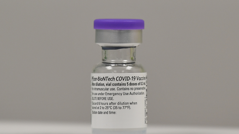 Botol vaksin Covid-19 Pfizer-BioNTech yang berada di pusat kesehatan vaksinasi di Cardiff, South Wales, pada 8 Desember 2020. ( Foto: Justin Tallis / AFP / POOL )