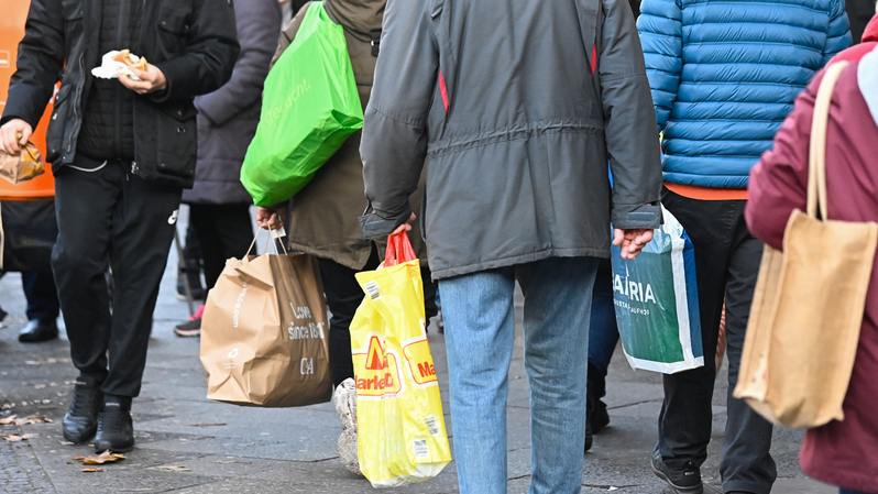Warga Jerman membawa tas belanja di sepanjang jalan area perbelanjaan di distrik Steglitz, Berlin pada 14 Desember 2020. Beberapa hari sebelum penerapan karantina sebagian untuk menghentikan penyebaran pandemi virus corona Covid-19. ( Foto: Tobias Schwarz / AFP )