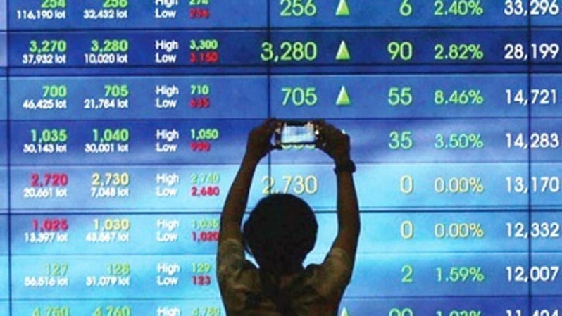Karyawan mengabadikan pergerakan harga saham pada monitor perdagangan di Bursa Efek Indonesia, Jakarta. Foto ilustrasi: Beritasatu Photo/Uthan AR