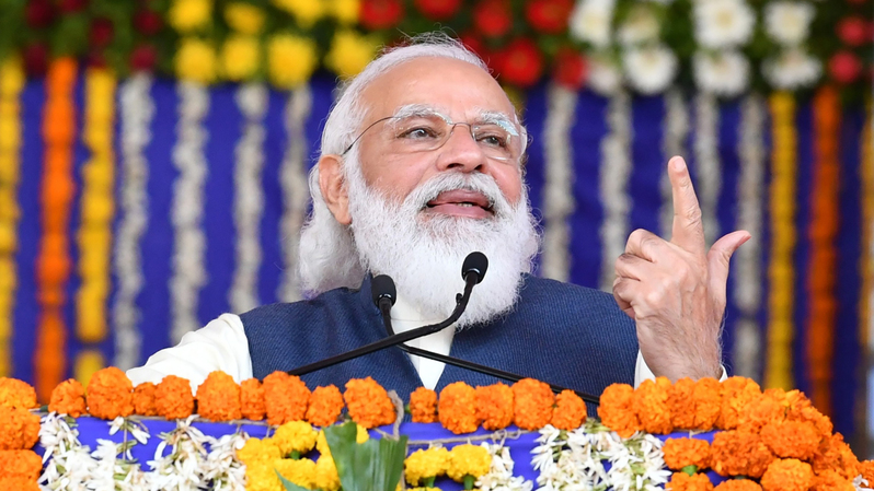 Perdana Menteri India Narendra Modi menyampaikan sambutan di acara peletakan batu untuk proyek taman energi terbarukan terbesar di dunia, yang akan menghasilkan listrik sebesar 30 gigawatt (GW), pada 15 Desember 2020. ( Foto: Indian Press Information Bureau / AFP ) 