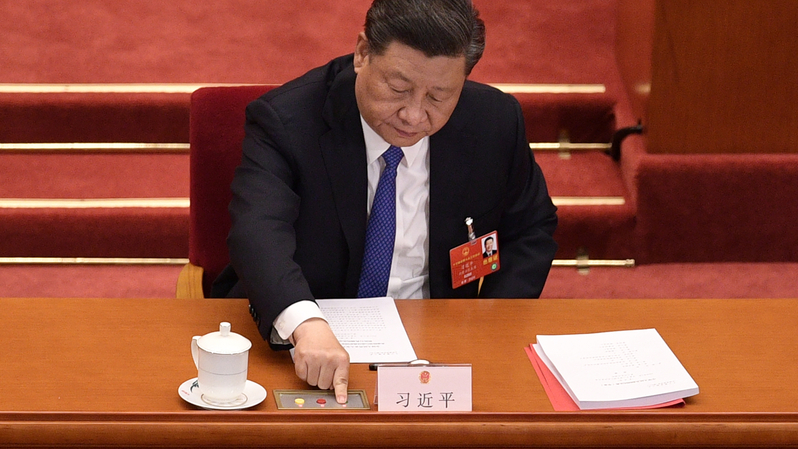 Presiden Tiongkok Xi Jinping saat memberikan suara untuk proposal penyusunan undang-undang keamanan Hong Kong dalam sidang penutupan Kongres Rakyat Nasional di Aula Besar Rakyat, Beijing, pada 28 Mei 2020. ( Foto: Nicolas Asfouri / AFP )