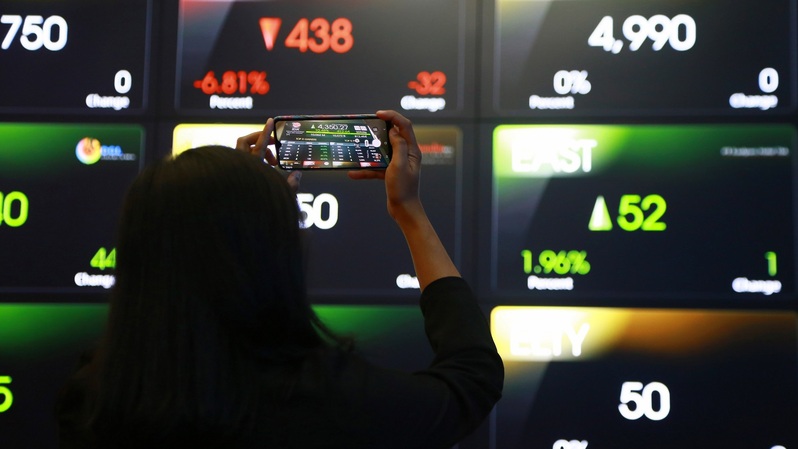 Karyawan memotret layar elektronik perdagangan saham di Bursa Efek Indonesia (BEI) di Jakarta. 