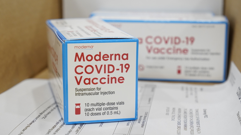 Kotak-kotak berisi vaksin Moderna Covid-19 sedang disiapkan untuk dikirim di pusat distribusi McKesson, di Olive Branch, Mississippi, Amerika Serikat (AS) pada 20 Desember 2020. (Foto: Paul Sancya / POOL / AFP)