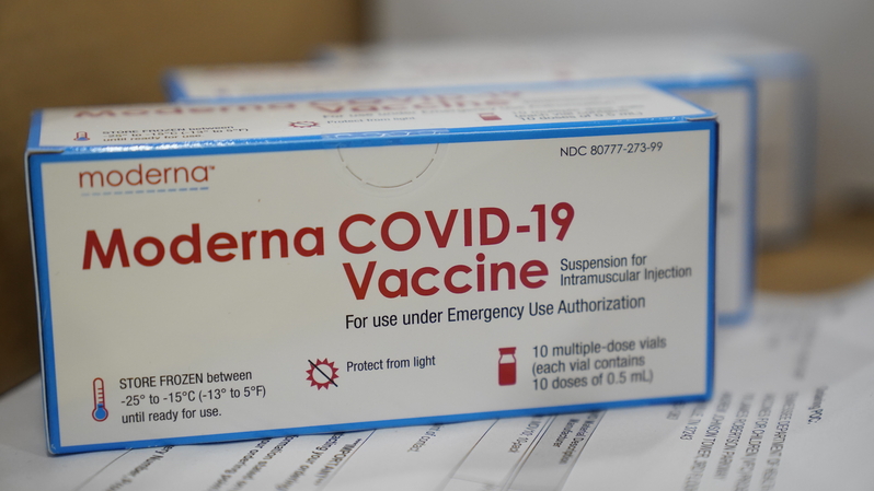 Kotak berisi vaksin Moderna Covid-19 sedang disiapkan untuk dikirim di pusat distribusi McKesson, di Olive Branch, Mississippi, Amerika Serikat (AS) pada 20 Desember 2020. ( Foto: Paul Sancya / POOL / AFP )