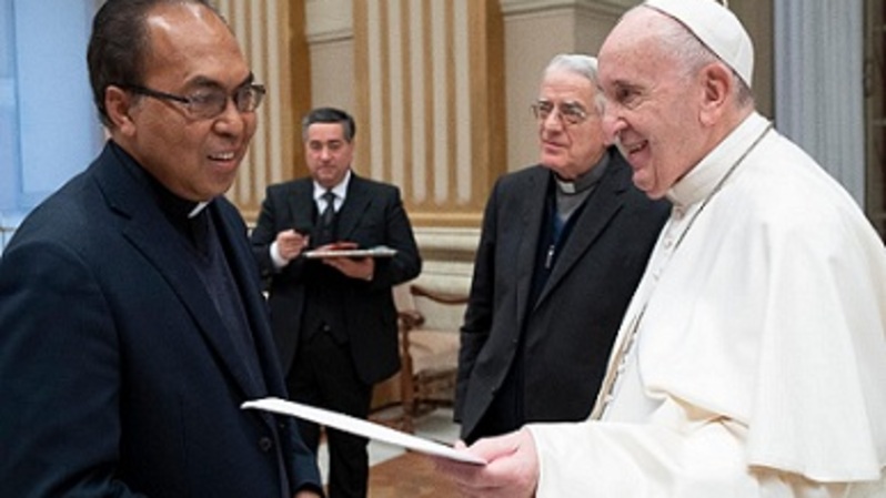 Cuando el padre Leo Mali se reunió con el papa Francisco el 25 de diciembre de 2019