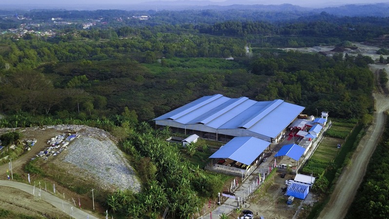 Fasilitas tempat pengelolaan sampah terpadu fefused derived fuel (TPS RDF) SBI di Tritih Lor, Jeruklegi, Cilacap, Jawa Tengah.
