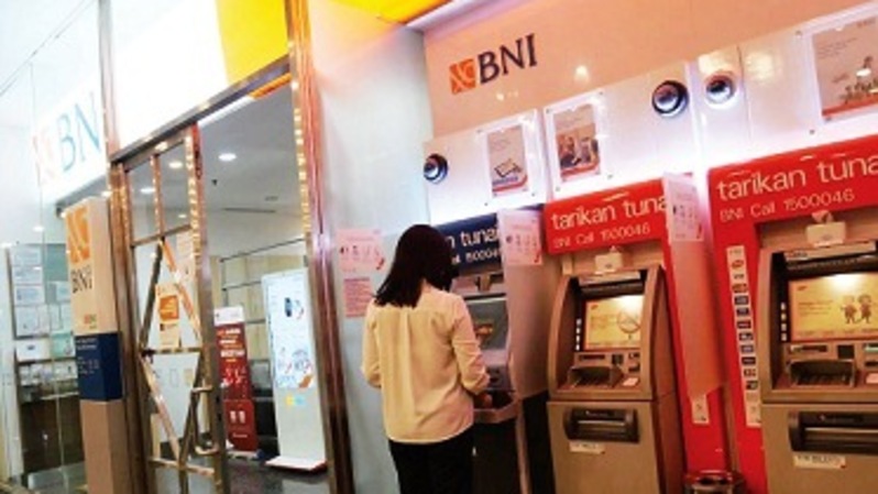 Nasabah melakukan transaksi keuangan melalui ATM BNI di Jakarta. Foto ilustrasi: Investor Daily/David Gita Roza
