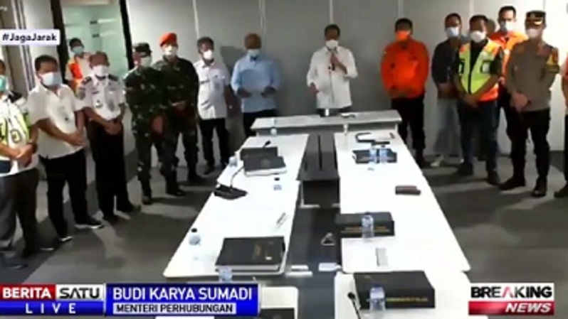 Menhub Budi Karya Sumadi memberikan keterangan terkait insiden hilangnya kontak Sriwijaya Air, Sabtu (9/1/2021). Sumber: BSTV