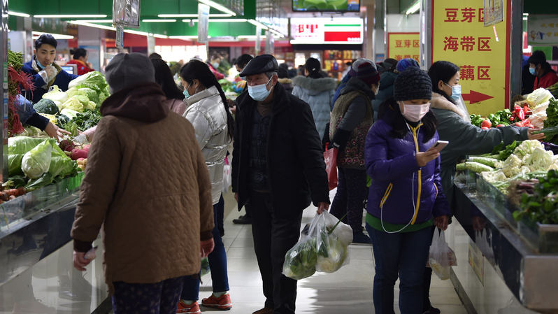 Pelanggan berbelanja sayur di pasar di Nanjing, di provinsi Jiangsu, Tiongkok timur, pada 11 Januari 2021. ( Foto: STR / AFP )