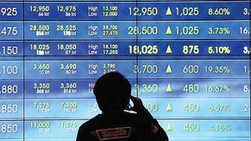 Investor melihat pergerakan harga saham di Bursa Efek Indonesia (BEI) di Jakarta. Foto ilustrasi: BeritaSatu Photo/Mohammad Defrizal 