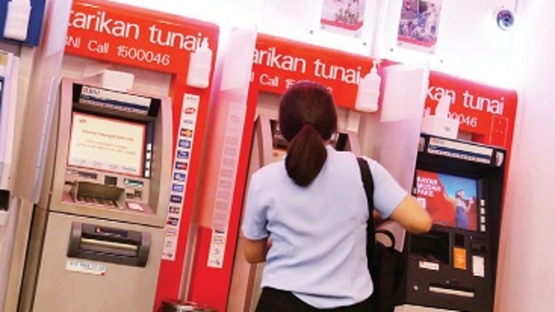 Nasabah melakukan transaksi keuangan melalui ATM BNI di Jakarta. Foto ilustrasi: Investor Daily/David Gita Roza