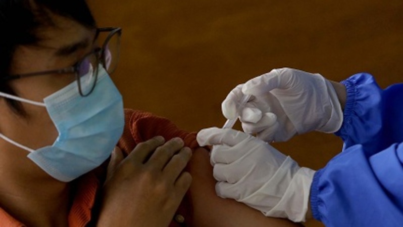 Efek Samping Vaksin Sinovac Bagi Lansia Tidak Berbahaya