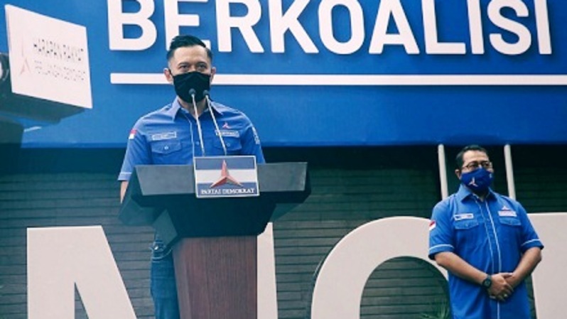 Ketua Umum Partai Demokrat Agus Harimurti Yudhoyono (AHY) bersama jajaran pengurus partai memberikan penjelasan kepada wartawan yang hadir mengenai kondisi internal Partai Demokrat, di kantor DPP Partai Demokrat, Jakarta, Senin (1/2/2021). Foto: BeritaSatuPhoto/Joanito De Saojoao