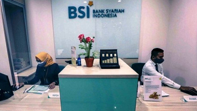 Bagian teller BSI (Bank Syariah Indonesia)  melayani nasabah di kantor cabang BSI di Jalan S Hasanudin No 57, Jakarta Selatan, Rabu (3/2/2021).  Foto: BeritaSatuPhoto/Joanito De Saojoao