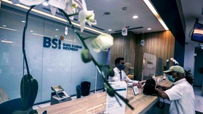 Bagian teller BSI (Bank Syariah Indonesia)  melayani nasabah di kantor cabang BSI di Jalan S Hasanudin No 57, Jakarta Selatan.  Foto: BeritaSatuPhoto/Joanito De Saojoao