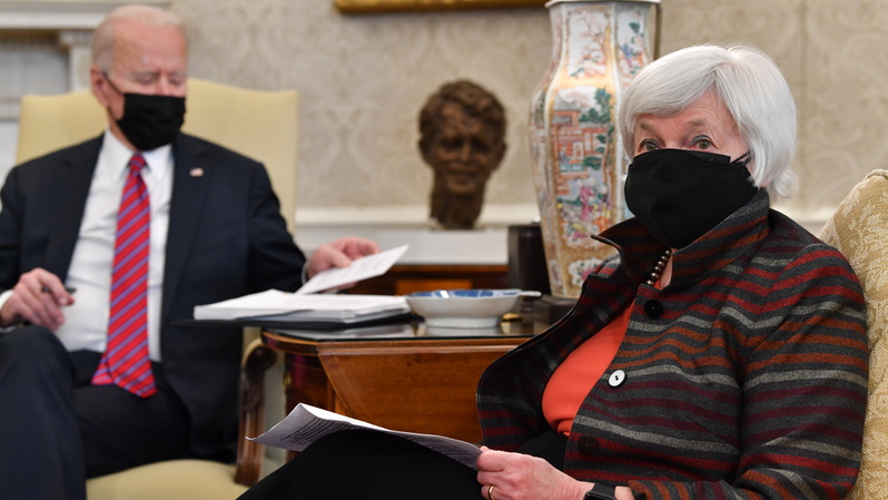 Menteri Keuangan (Menkeu) Amerika Serikat (AS) Janet Yellen bertemu dengan Presiden Joe Biden di Ruang Oval Gedung Putih di Washington, DC, pada 29 Januari 2021, untuk membahas ekonomi. ( Foto: Nicholas Kamm / AFP ).