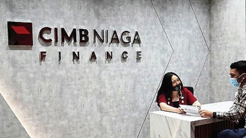 Nasabah mendapatkan penjelasan mengenai produk pembiayaan di kantor cabang CIMB Niaga Finance, Bintaro. Foto ilustrasi: Investor Daily/David Gita Roza
