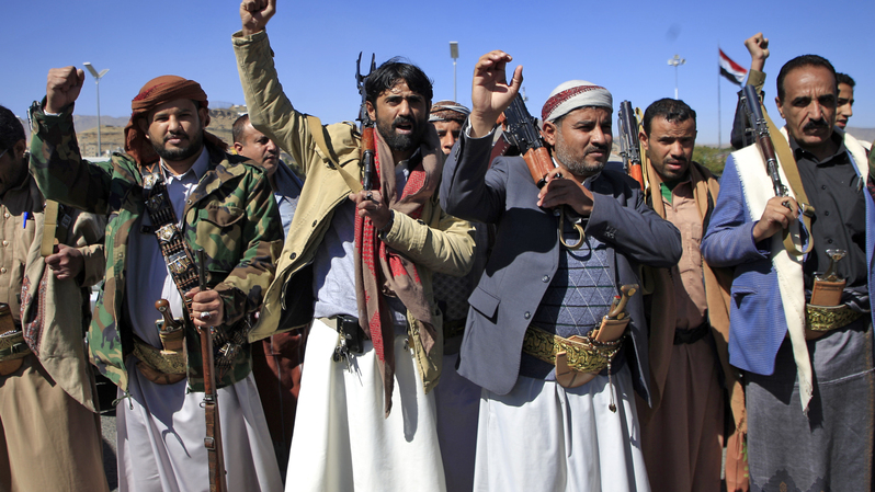 Anggota suku Yaman ketika memprotes Amerika Serikat (AS) dan keputusan pemerintahan demisioner Trump yang menyebut 