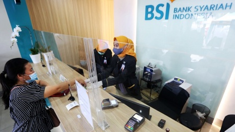 Karyawan melayani nasabah yang tengah melakukan transaksi di outlet PT Bank Syariah Indonesia KC Jakarta Barat, Kebon Jeruk, Jakarta. Foto: Beritasatu Photo/Uthan AR