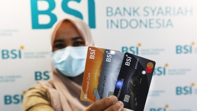 Pegawai Kantor Cabang PT Bank Syariah Indonesia Jakarta Barat menunjukkan kartu pembiayaan BSI Hasanah Card di outlet PT Bank Syariah Indonesia KC Jakarta Barat, Kebon Jeruk Jakarta. Foto: Beritasatu Photo/Uthan AR