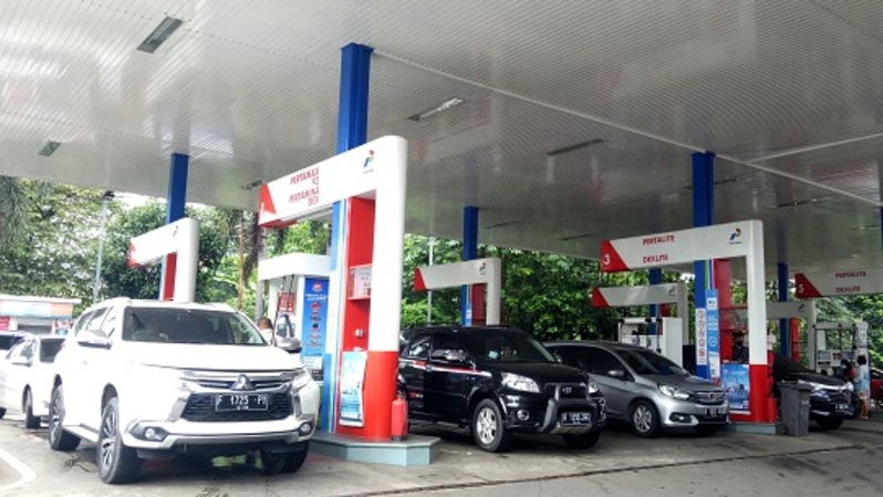 Sejumlah kendaraan mobil sedang mengisi bahan bakar di SPBU kawasan Sawangan, Depok, Jawa Barat, belum lama ini. Foto ilustrasi: Beritasatu Photo/Uthan