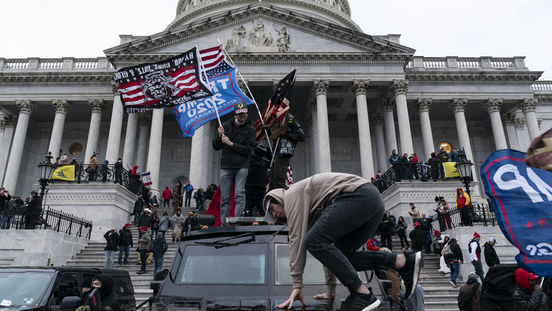 Para pendukung Presiden Amerika Serikat (AS) Donald Trump saat melakukan protes di luar gedung Capitol di Washington, DC., AS pada 6 Januari 2021. ( Foto: Alex Edelman / AFP )