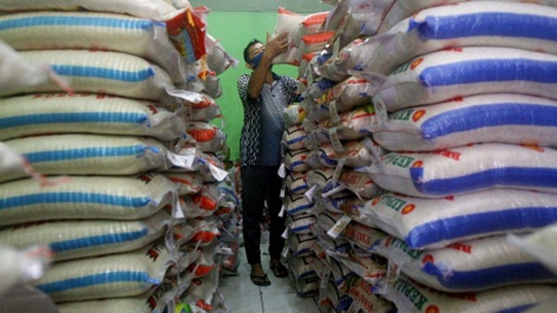 Pedagang merapikan beras kemasan di toko agen beras di kawasan Jakarta Timur, Minggu (14/2/2021). Foto ilustrasi: BeritaSatuPhoto/Joanito De Saojoao
