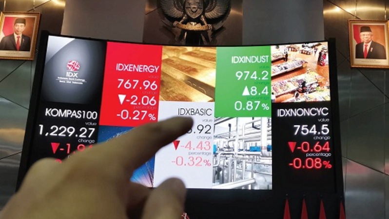Pengunjung berada di depan big screen perdagangan bursa di gedung BEI, Jakarta. Foto ilustrasi: Investor Daily/David Gita Roza
