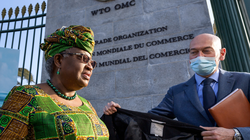 Dirjen WTO Ngozi Okonjo-Iweala (kiri). ( Foto: Fabrice COFFRINI / POOL / AFP )