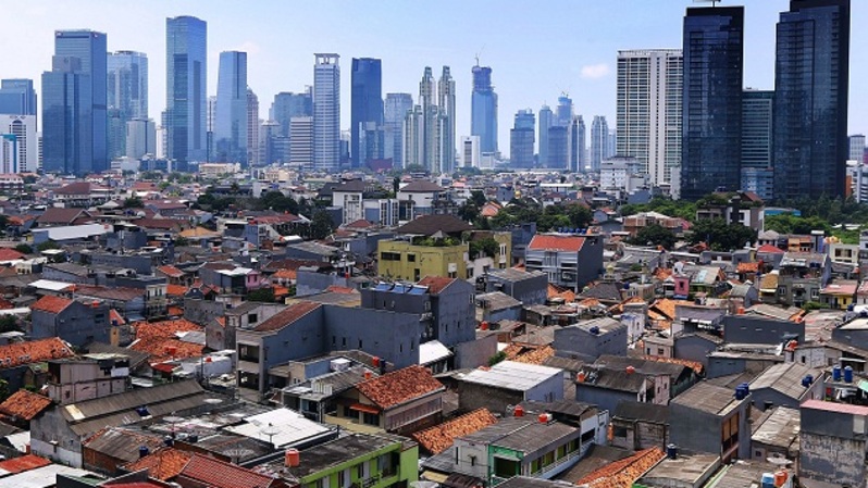 Kawasan perumahan dengan latar gedung pencakar langit di Jakarta. Foto ilustrasi: BeritaSatu Photo/Mohammad Defrizal