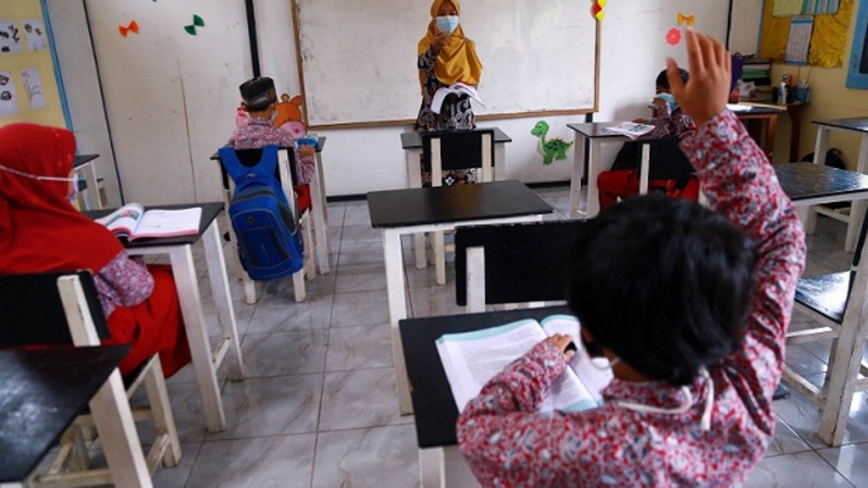 Siswa dan guru menyimulasikan cara belajar dan mengajar tatap muka di SDI Katulistiwa, di Gunung Sindur, Kabupaten Bogor, Rabu (10/3/2021). Foto: BeritaSatu Photo/Mohammad Defrizal