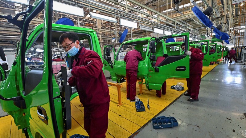 Karyawan bekerja di jalur perakitan truk di sebuah pabrik manufaktur kendaraan di Qingzhou, provinsi Shandong, Tiongkok timur. (Foto: STR / AFP )