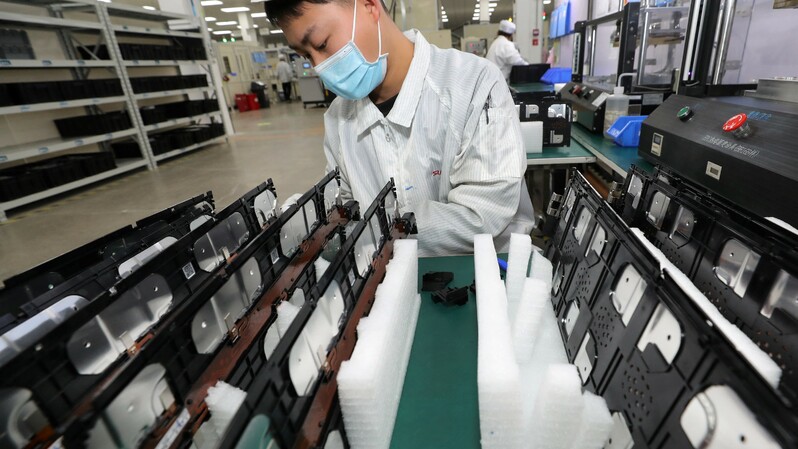Karyawan di pabrik Xinwangda Electric Vehicle Battery Co Ltd, sedang merakit baterai lithium untuk mobil listrik dan keperluan lainnya, di Nanjing, provinsi Jiangsu, Tiongkok timur, pada 12 Maret 2021. ( Foto: STR / AFP )
