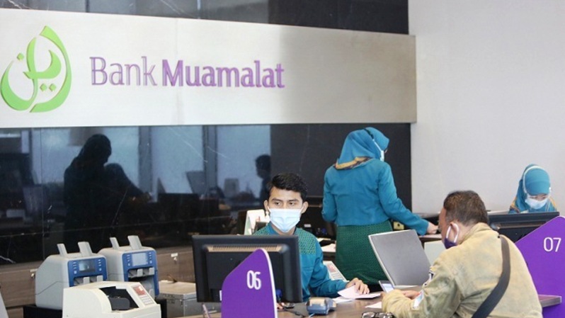 Petugas sedang melayani nasabah Bank Muamat di Jakarta, belum lama ini.  Foto ilustrasi: Beritasatu Photo/Uthan AR
