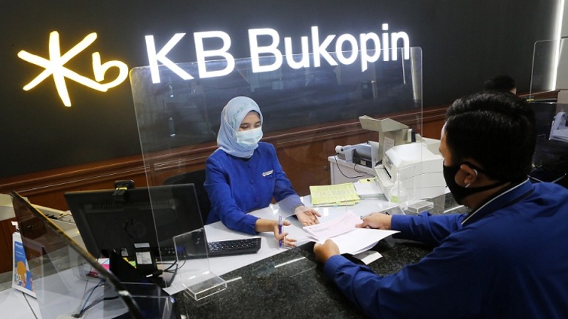 Petugas sedang melayani nasabah Bank KB Bukopin di Jakarta, belum lama ini. Foto: Beritasatu Photo/Uthan AR