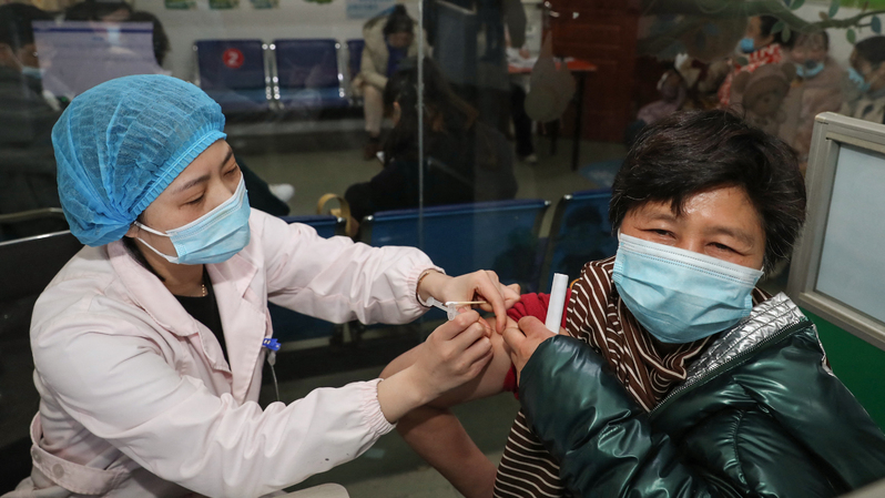 Seorang tenaga kesehatan menyuntikkan vaksin Covid019 ke lengan seorang wanita, di sebuah rumah sakit di Huaian, Provinsi Jiangsu, Tiongkok timur, pada 21 Maret 2021. ( Foto: STR / AFP ) 