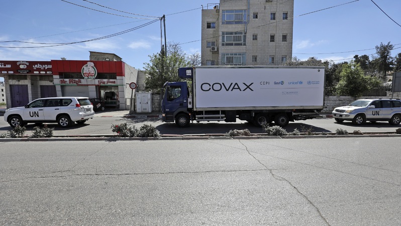 Sebuah truk berpendingin berisi vaksin virus corona Covid-19 melakukan pengiriman pertama melalui program Covax Perserikatan Bangsa-Bangsa (PBB) untuk membantu daerah-daerah miskin di kota Ramallah,, Tepi Barat, pada 17 Maret 2021. ( Foto: ABBAS MOMANI / AFP )

